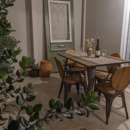 アパート V. P. Place. *