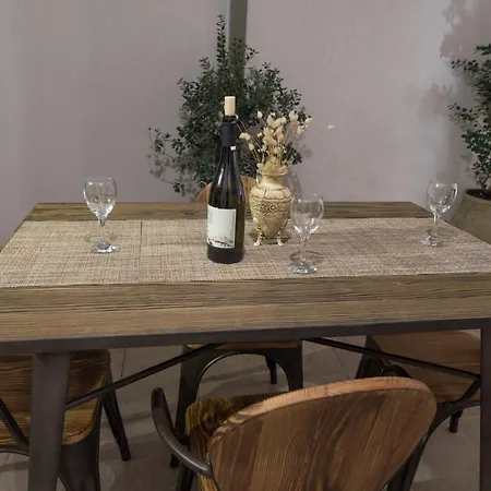 V. P. Place. アパート