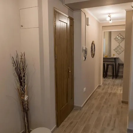 アパート V. P. Place. アルゴストリオン